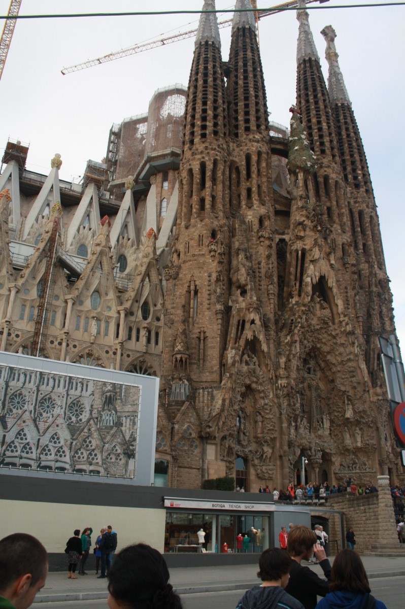 Avant même d’entrer dans la basilique, un sentiment d’infiniment grand nous envahi en faisant face aux différentes façades qui décorent le sanctuaire.  Œuvre inachevée d’Antoni Gaudí, la Sagrada Familia est […]