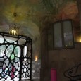 Un autre des chef d’oeuvre de Gaudi. Photos du toit et de l’entrée de la demeure. 13/10/14
